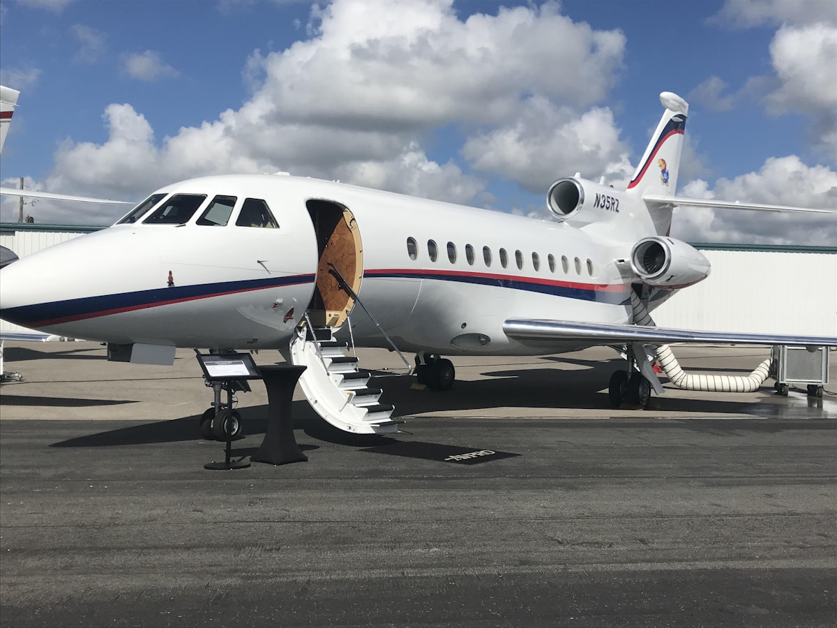 Business Jet Außenreinigung auf dem Rollfeld