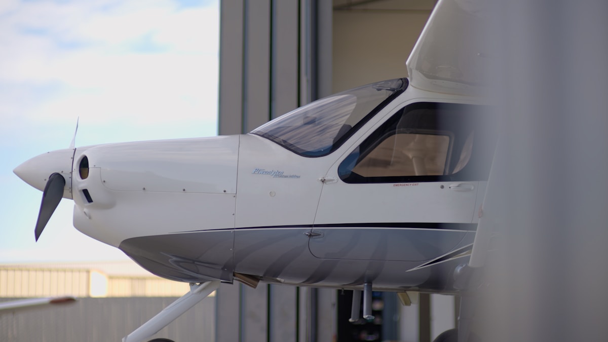 Poliertes Propellerflugzeug vor dem Hangar
